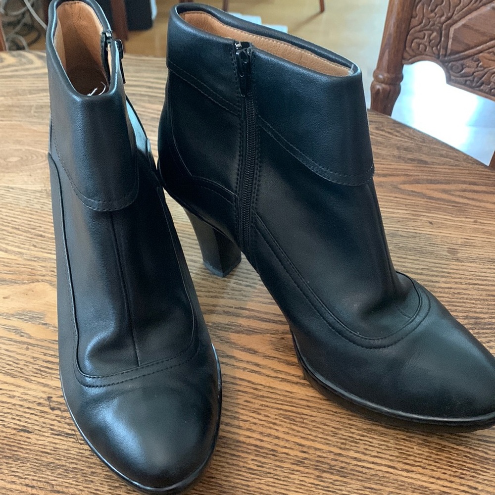 leather  black upper bootie size 8 1/2